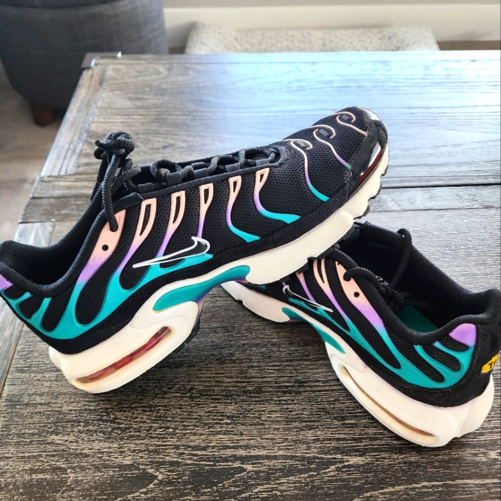 ✨️NWOB✨️Brand New Nike Women's Tuned Air max colorful Sz 8.5
